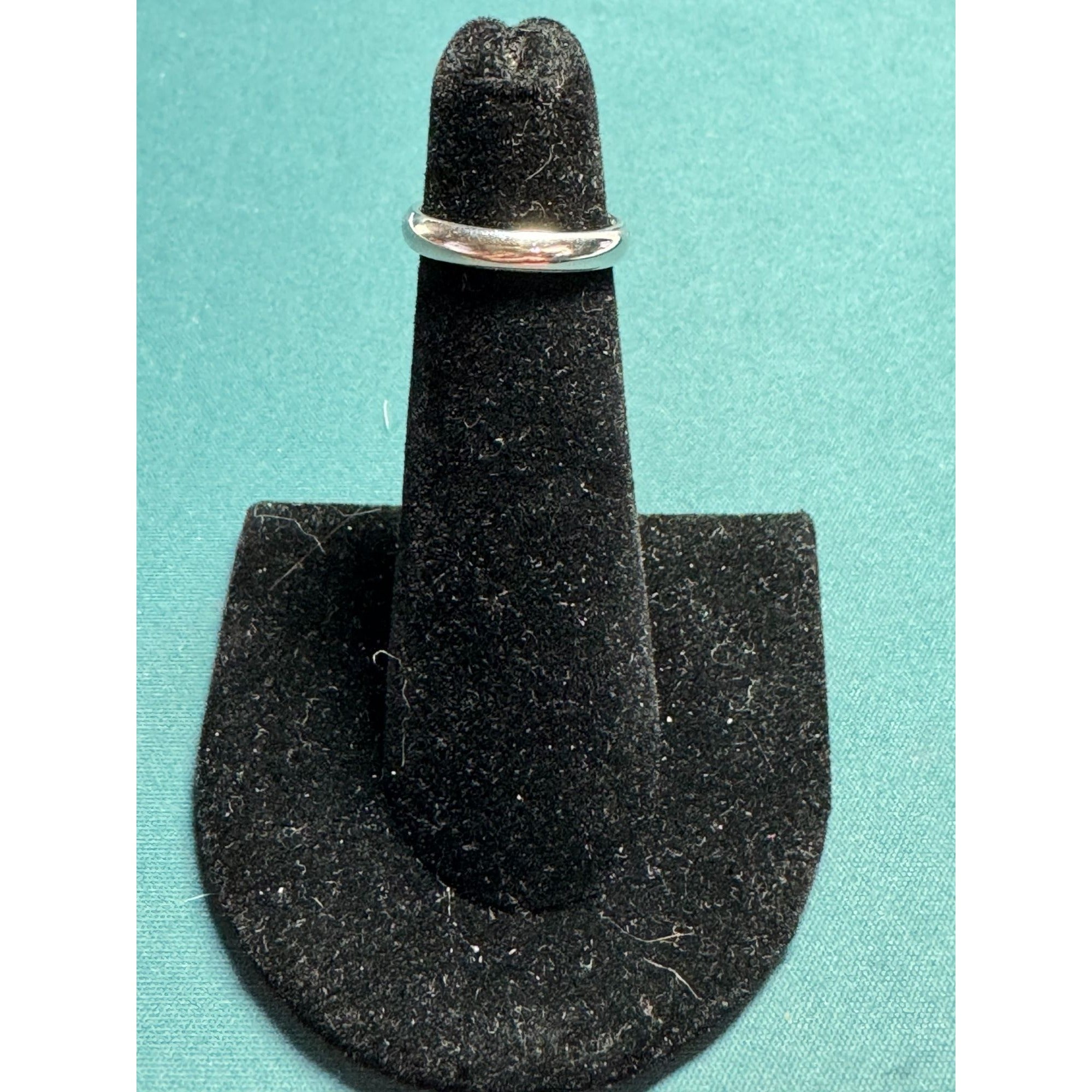 Sterling Silver Classic Band Ring - Minimalist Style - Unisex Jewelry Piece - Size 6